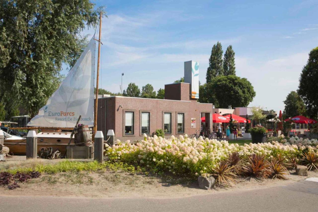 Europarcs De Biesbosch Hotel Willemsdorp Bagian luar foto
