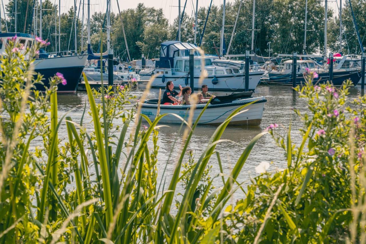 Europarcs De Biesbosch Hotel Willemsdorp Bagian luar foto